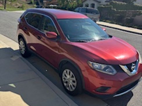 Used 2016 Nissan Rogue S image 2