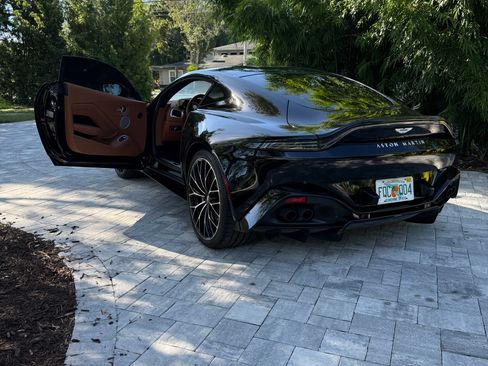 Used 2023 Aston Martin V8 Vantage Coupe RWD image 4