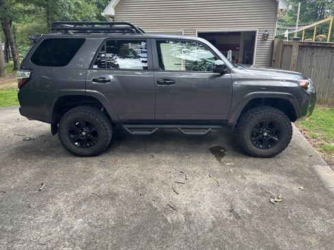 Used 2016 Toyota 4Runner 4WD image 2