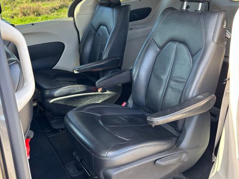 Used 2018 Chrysler Pacifica Touring-L image 10