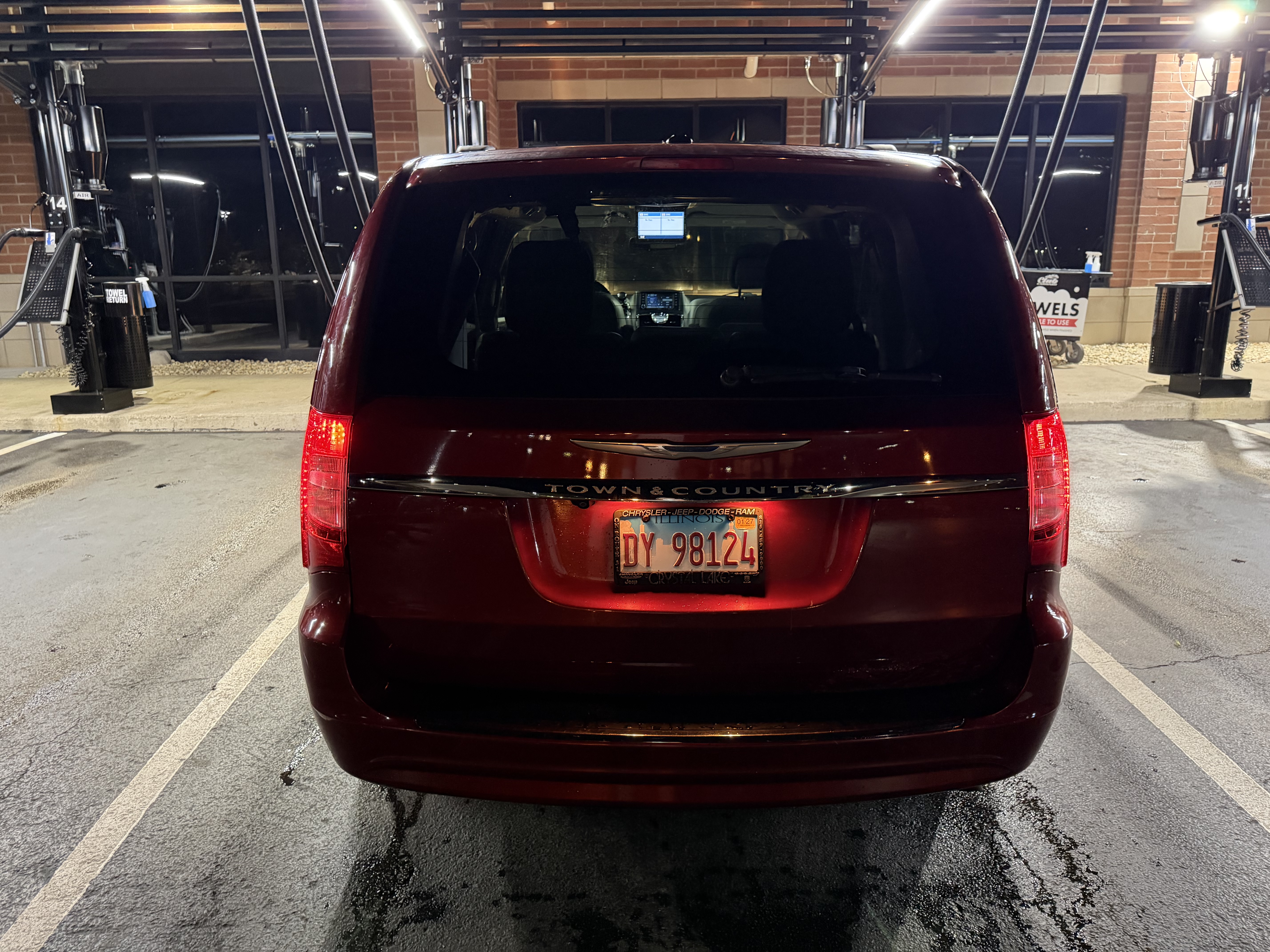 Used 2012 Chrysler Town & Country Touring w/ Entertainment Group #1 FWD image 4
