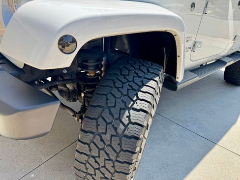 Used 2017 Jeep Wrangler Unlimited Sahara w/ Connectivity Group image 11