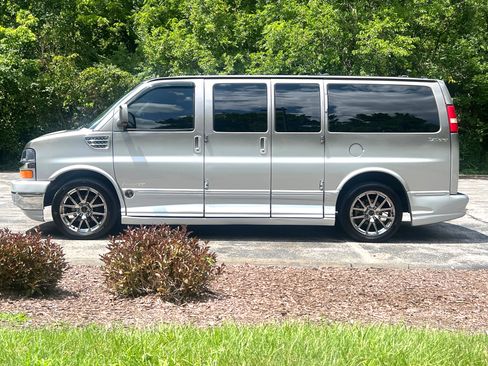 Used 2011 Chevrolet Express 1500 RWD image 2