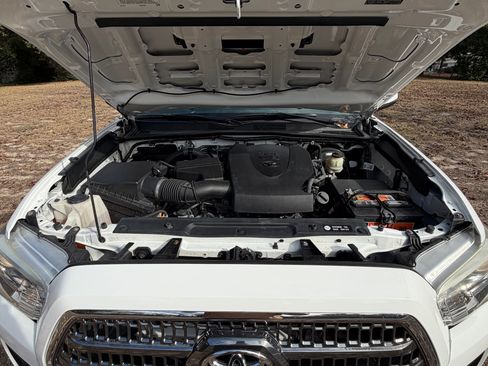 Used 2017 Toyota Tacoma TRD Sport image 20