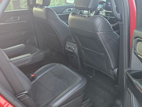 Used 2025 Ford Explorer ST image 9