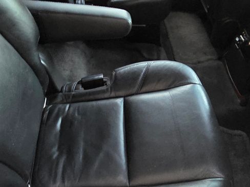 Used 2011 Cadillac Escalade Luxury image 24