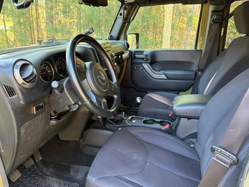Used 2013 Jeep Wrangler Unlimited Sport image 10