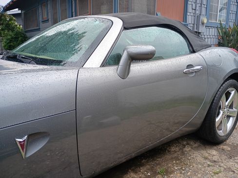 Used 2006 Pontiac Solstice Convertible w/ Premium Package image 1