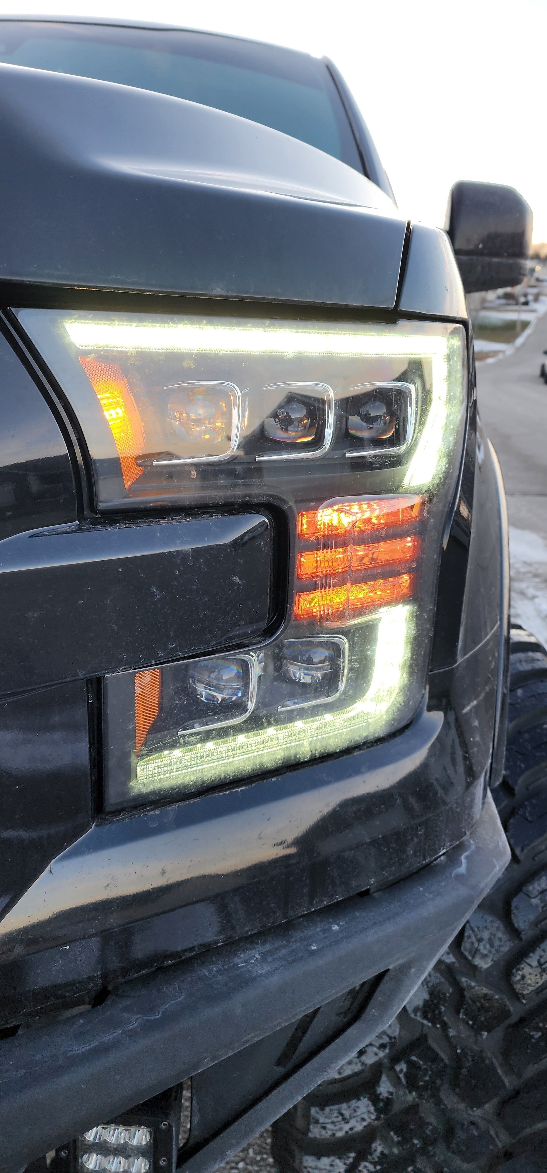 Used 2015 Ford F150 Platinum w/ Equipment Group 701A Luxury AWD/4WD image 4
