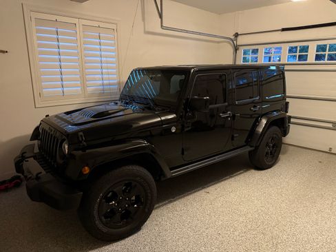 Used 2015 Jeep Wrangler Unlimited Sahara AWD/4WD image 4
