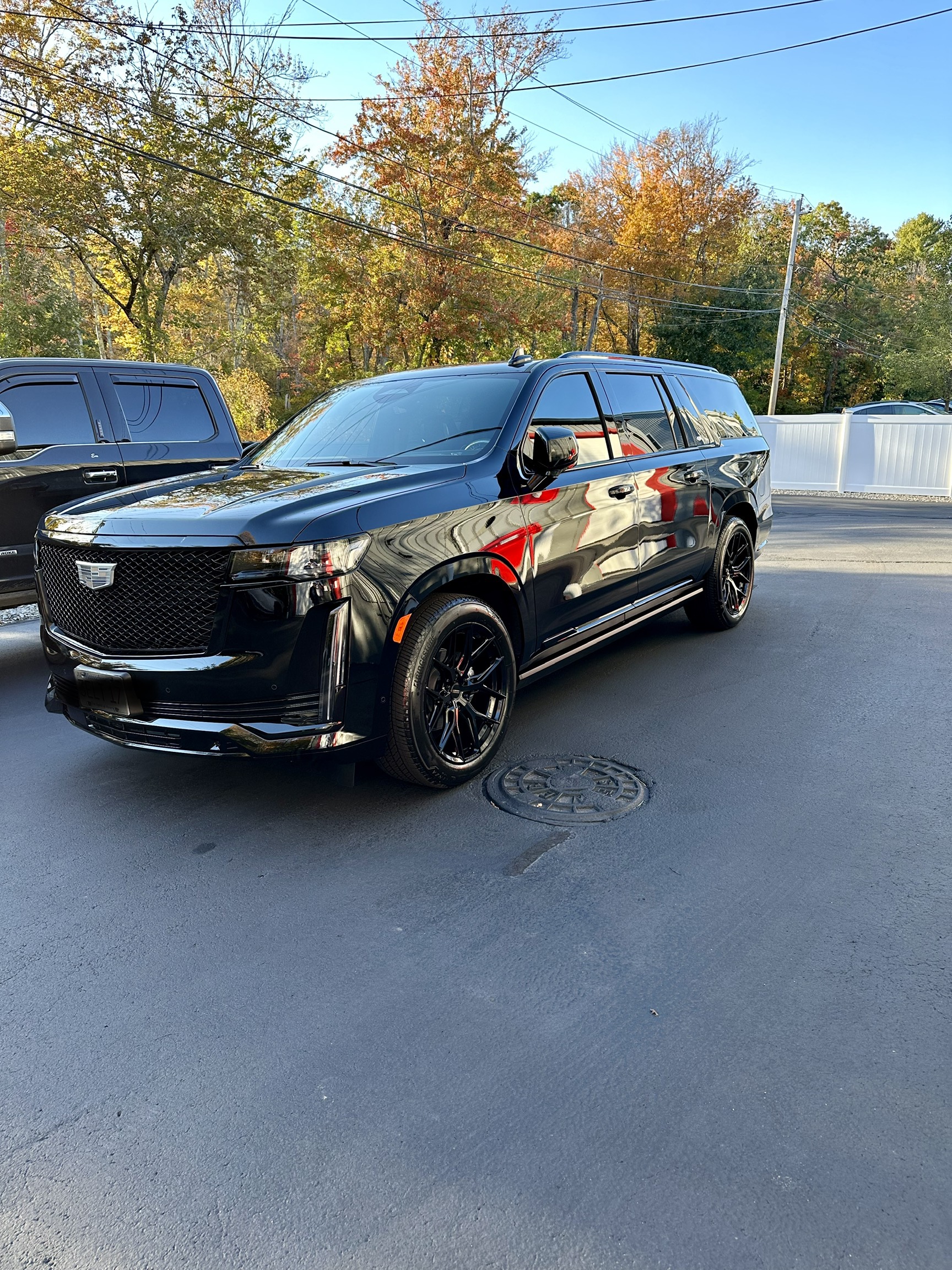 Used 2022 Cadillac Escalade ESV Sport Platinum w/ Heavy-Duty Trailer Package AWD/4WD image 1