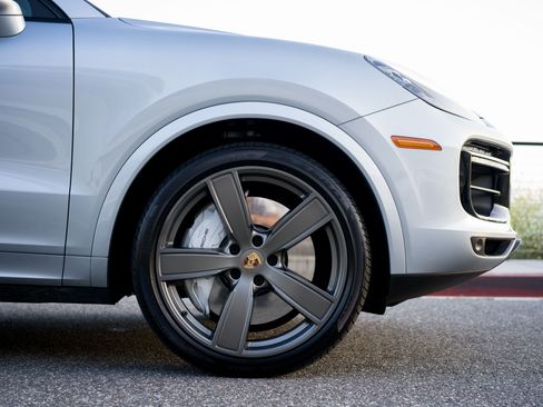 Used 2020 Porsche Cayenne Turbo image 6