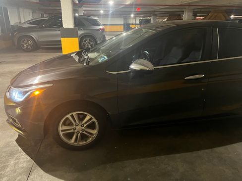 Used 2017 Chevrolet Cruze LT w/ Convenience Package image 2