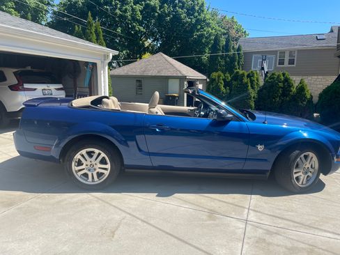 Used 2009 Ford Mustang Premium RWD image 1