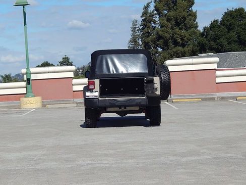 Used 2016 Jeep Wrangler Unlimited Rubicon w/ Connectivity Group image 8