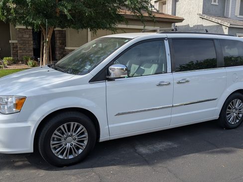 Used 2014 Chrysler Town & Country Touring-L w/ Driver Convenience Group image 15