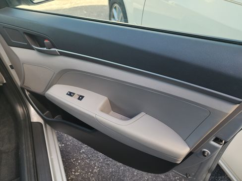 Used 2018 Hyundai Elantra SE image 10