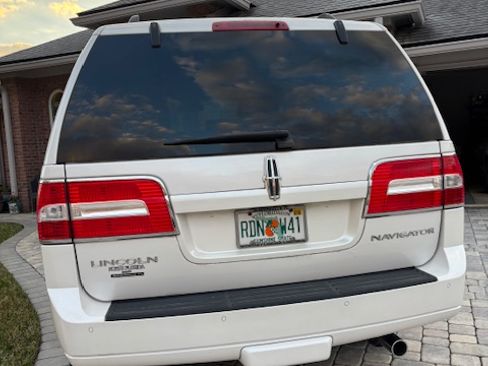 Used 2011 Lincoln Navigator 2WD image 10