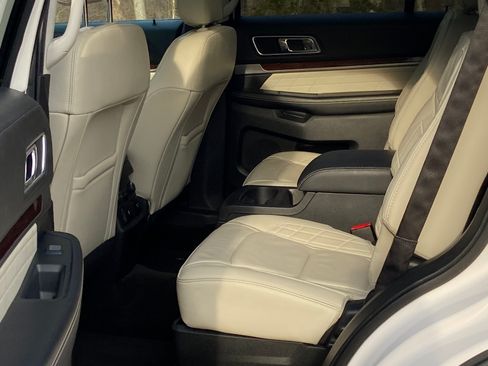 Used 2018 Ford Explorer Platinum AWD/4WD image 10