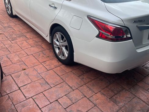 Used 2014 Nissan Altima 2.5 SL w/ Technology Package FWD image 2