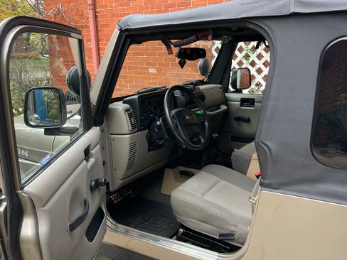 Used 2005 Jeep Wrangler Unlimited Rubicon w/ Sahara Edition Group image 17