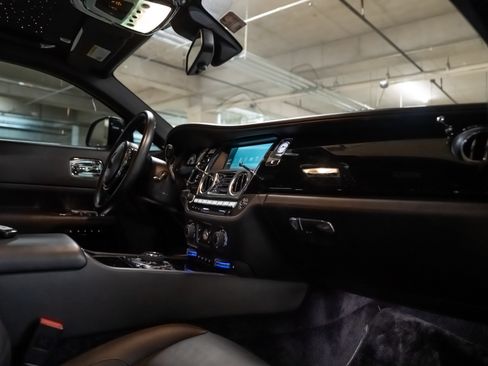 Used 2015 Rolls-Royce Wraith image 23