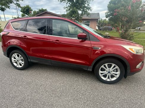 Used 2017 Ford Escape SE AWD/4WD image 2