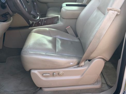 Used 2011 Chevrolet Avalanche LTZ image 6