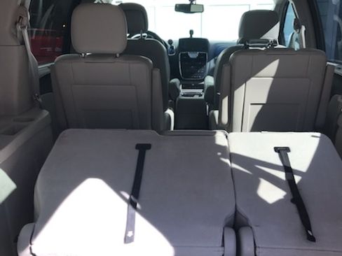 Used 2014 Chrysler Town & Country Touring-L w/ Driver Convenience Group image 9