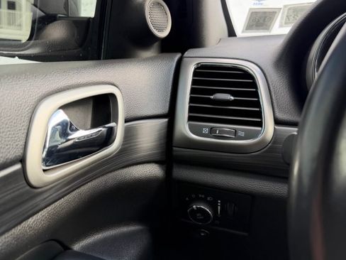 Used 2021 Jeep Grand Cherokee Laredo X image 9