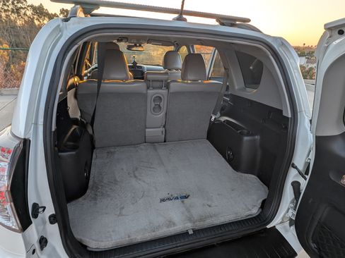 Used 2014 Toyota RAV4 EV image 8