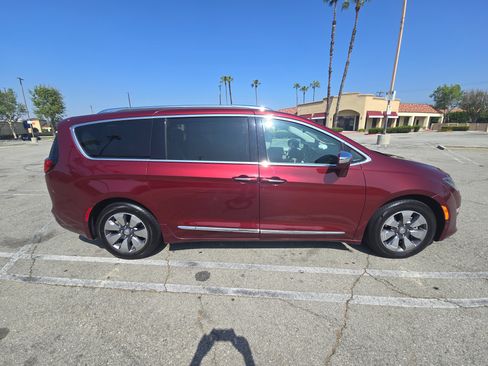 Used 2017 Chrysler Pacifica Platinum image 12