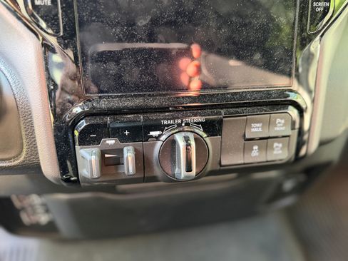 Used 2024 RAM 1500 Laramie AWD/4WD image 17