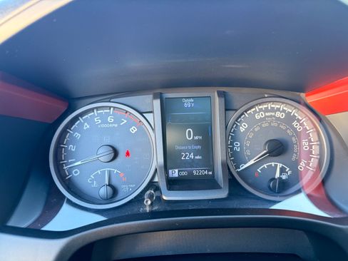 Used 2017 Toyota Tacoma TRD Sport AWD/4WD image 9