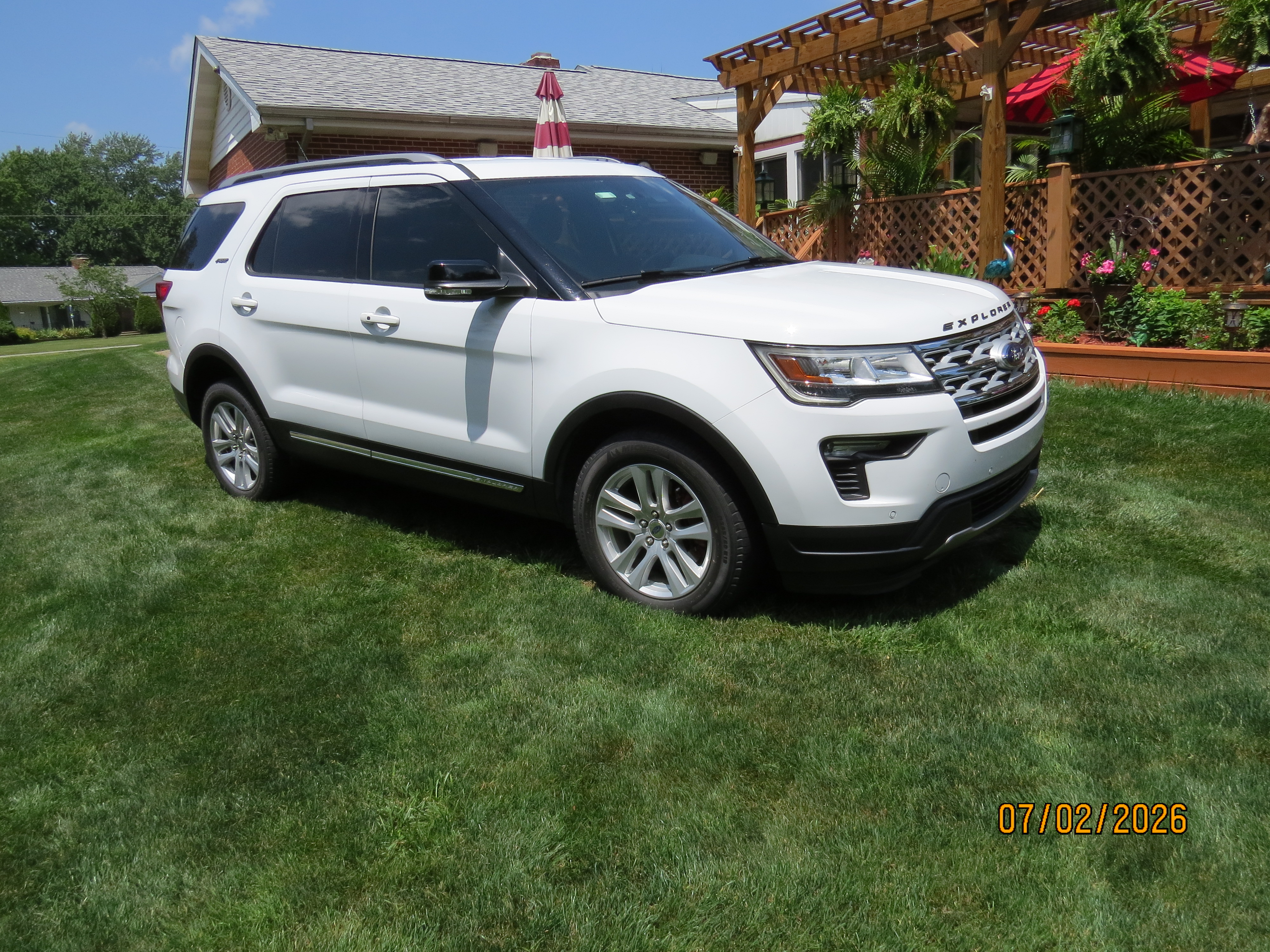 Used 2018 Ford Explorer XLT w/ Equipment Group 202A AWD/4WD image 1
