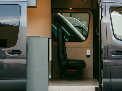 Used 2024 Mercedes-Benz Sprinter 2500 image 9