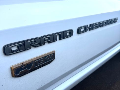Used 2017 Jeep Grand Cherokee Limited 75th Anniversary AWD/4WD image 8