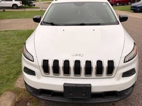 Used 2016 Jeep Cherokee Sport FWD image 2