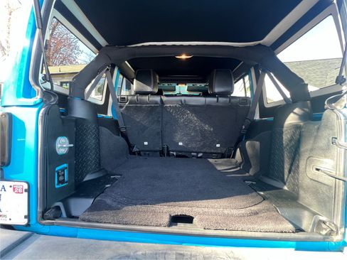 Used 2018 Jeep Wrangler Unlimited Rubicon w/ Connectivity Group image 26