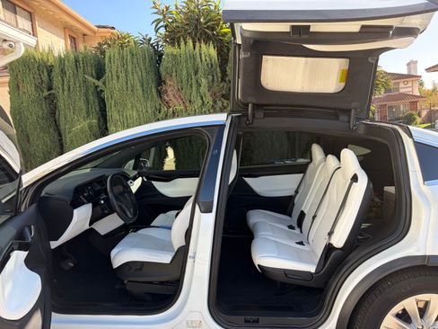 Used 2018 Tesla Model X 75D image 8
