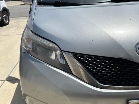 Used 2013 Toyota Sienna SE FWD image 21