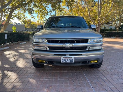 Used 2001 Chevrolet Suburban 2500 LT w/ LT Preferred Equipment Group image 2