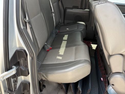 Used 2005 Nissan Titan LE w/ (U01) Nissan Navigation Pkg image 13