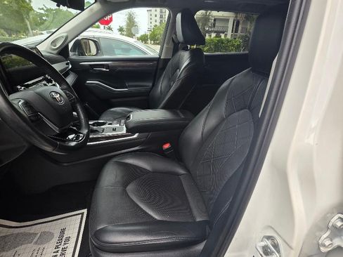 Used 2021 Toyota Highlander Platinum image 6