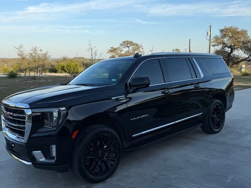 Used 2022 GMC Yukon XL SLT w/ SLT Luxury Package image 4