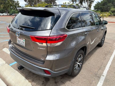 Used 2017 Toyota Highlander LE w/ Carpet Mat Package AWD/4WD image 9