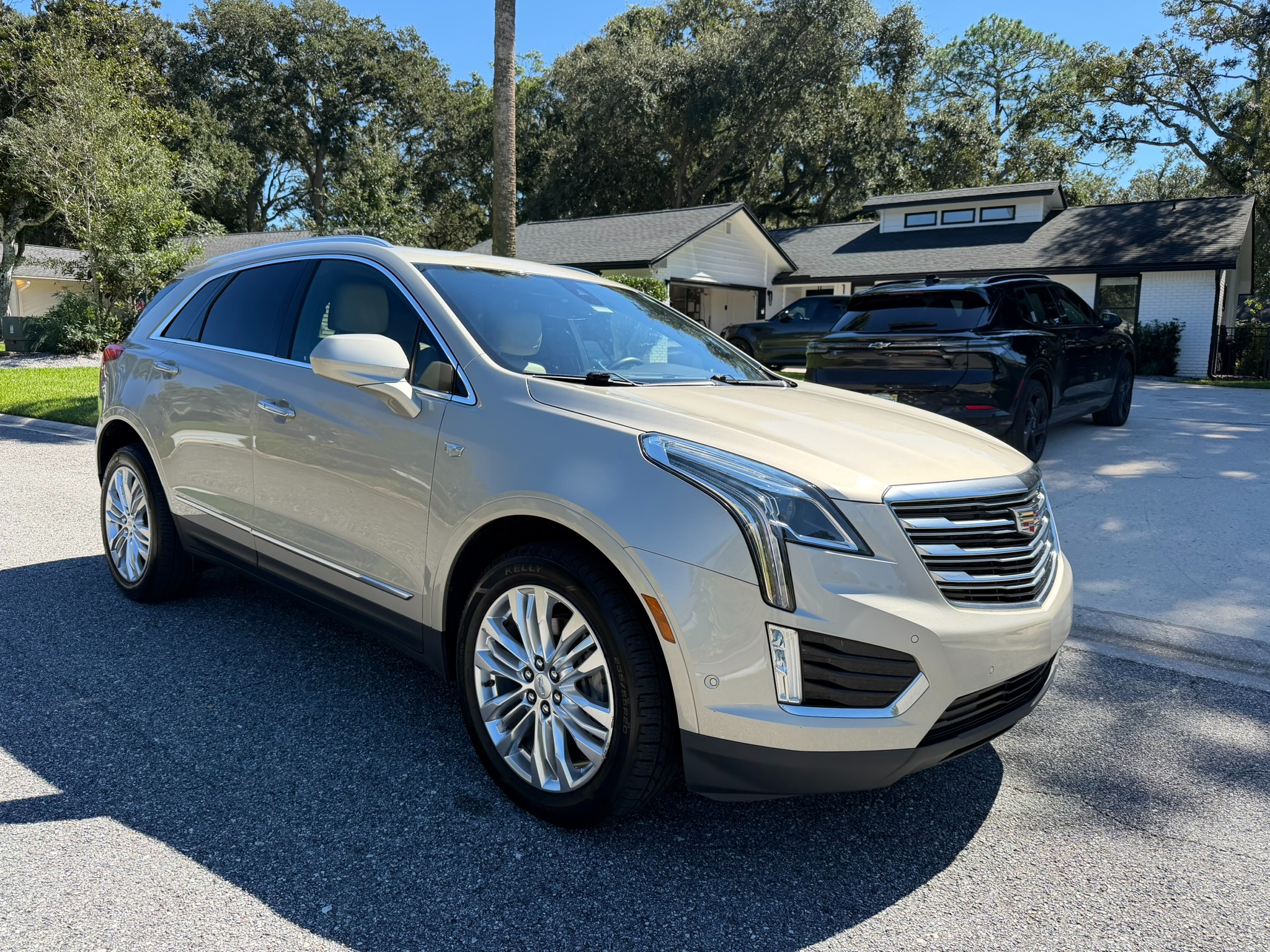 Used 2017 Cadillac XT5 Premium Luxury w/ Driver Assist Package FWD image 4