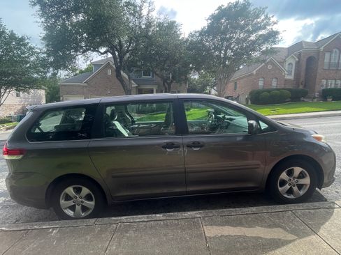 Used 2011 Toyota Sienna w/ Towing Pkg FWD image 2