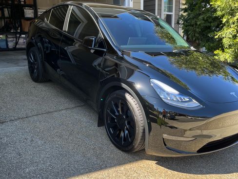 Used 2022 Tesla Model Y Long Range image 15