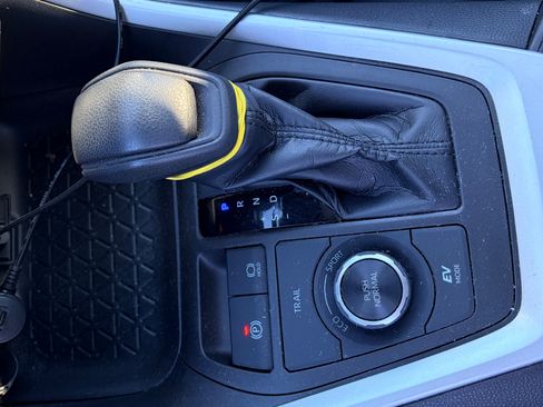 Used 2020 Toyota RAV4 XLE w/ Convenience Package image 11